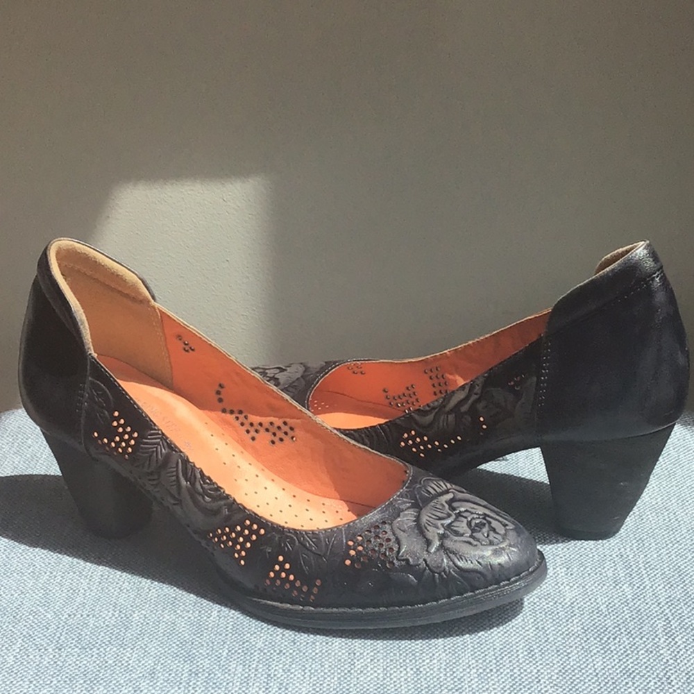 L’artiste by Spring Step Dark Blue Rositta rose enboss Leather Pumps, Size 40 (9